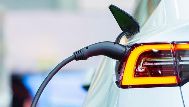 Evinde onaysız araç şarj eden doktora 840 bin liralık "kaçak elektrik" cezası