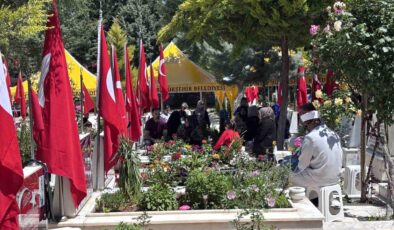 Gaziantep’te arefe günü mezarlık ve şehitliklerde yoğunluk