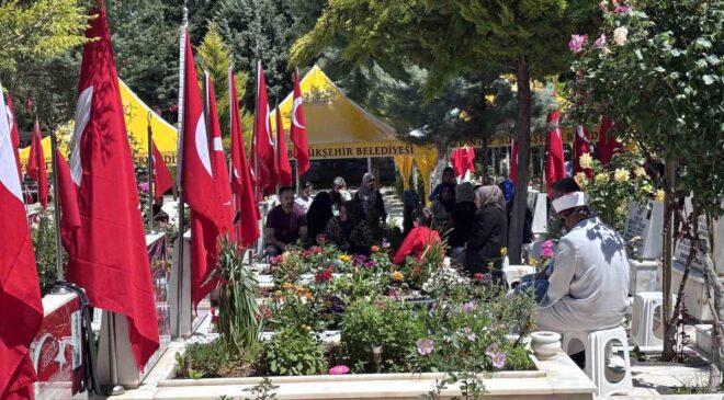 Gaziantep’te arefe günü mezarlık ve şehitliklerde yoğunluk