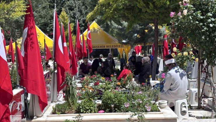 Gaziantep’te arefe günü mezarlık ve şehitliklerde yoğunluk