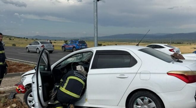 Gaziantep’te çarpışan 2 otomobildeki 6 kişi yaralandı