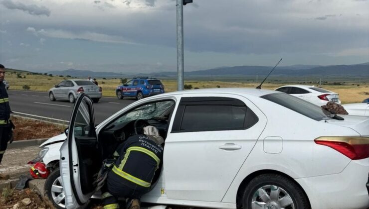 Gaziantep’te çarpışan 2 otomobildeki 6 kişi yaralandı