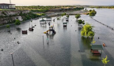 Gaziantep’te Fırat Nehri kenarındaki mesire alanı sular altında kaldı