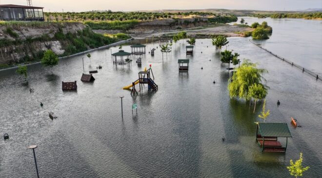 Gaziantep’te Fırat Nehri kenarındaki mesire alanı sular altında kaldı