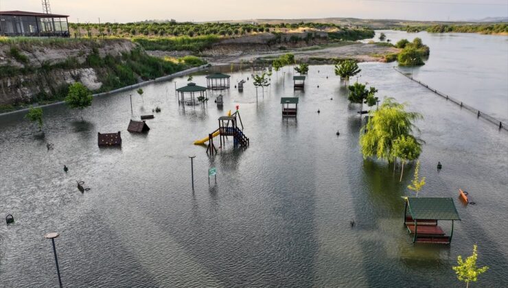 Gaziantep’te Fırat Nehri kenarındaki mesire alanı sular altında kaldı