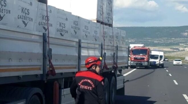 TAG Otoyolu’nda bozulan tıra yardım için duranlara başka tır çarptı: 1 ölü, 2 yaralı