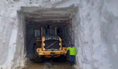 Yüksekova’da Mayıs ayında 6 metrelik kar mesaisi: İş makineleri kar tünellerinde kayboldu