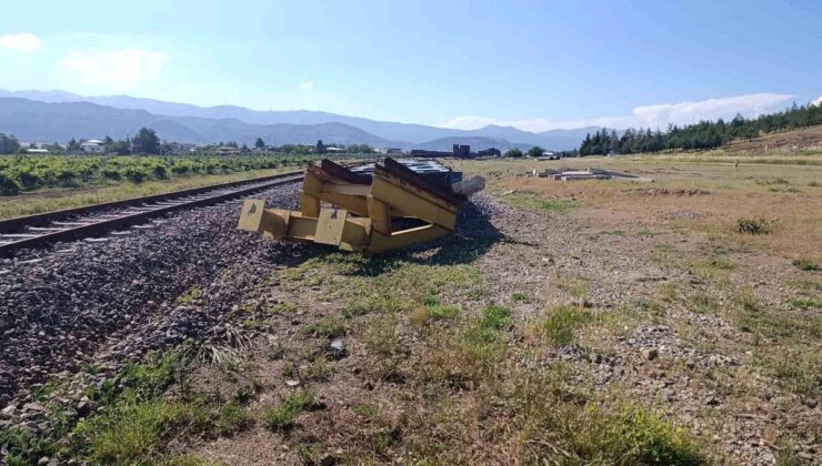 Ayrılan trenin vagonları hortuvara çarparak devrildi