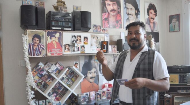 Ferdi Tayfur sevgisini evinde yaşatıyor