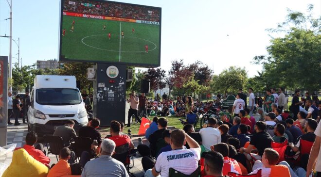 Gaziantep ve çevre illerde vatandaşlar A Milli Futbol Takımı maçını dev ekranlardan izledi