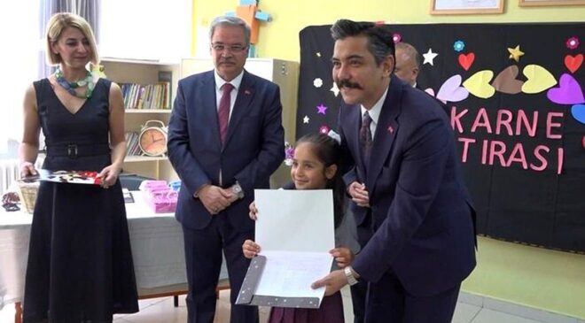 Gaziantep’te 680 bini aşkın öğrenci karne heyecanı yaşadı