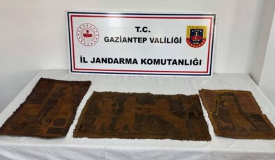 Gaziantep’te deri üzerine işlenmiş İbranice altın yazmalı çerçevesiz 3 tablo ele geçirildi