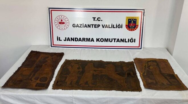 Gaziantep’te deri üzerine işlenmiş İbranice altın yazmalı çerçevesiz 3 tablo ele geçirildi