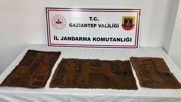 Gaziantep’te deri üzerine işlenmiş İbranice altın yazmalı çerçevesiz 3 tablo ele geçirildi