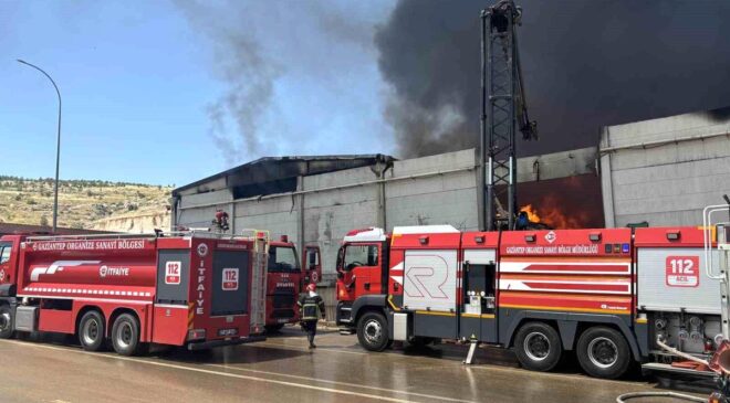 Gaziantep’te fabrika yangınına müdahale sürüyor