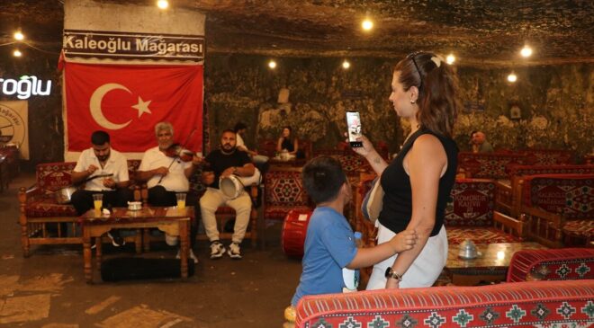 Gaziantep’te serinlemek isteyenler mağara kafeyi tercih ediyor