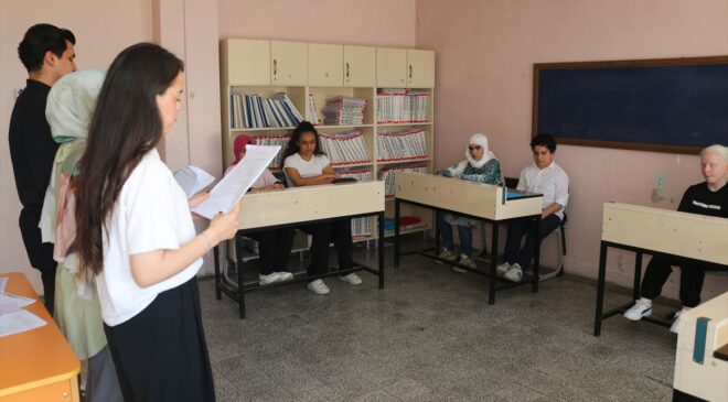Görme engelli öğrenciler gönüllü üniversitelilerin sesiyle sınava hazırlanıyor