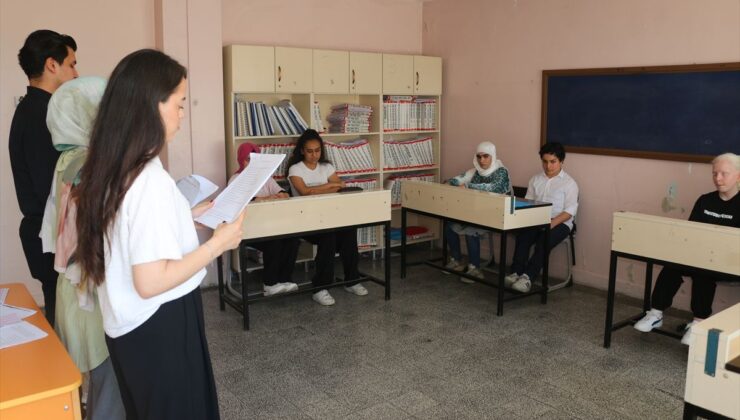 Görme engelli öğrenciler gönüllü üniversitelilerin sesiyle sınava hazırlanıyor