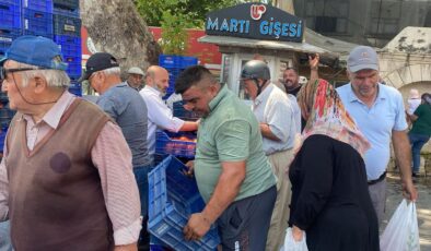 Halde alıcı bulamadığı 4 ton domatesi vatandaşlara ücretsiz dağıttı
