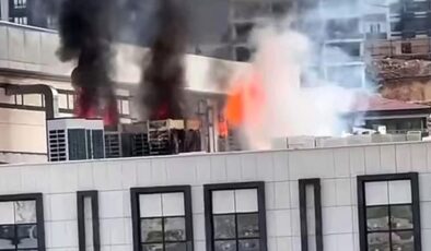 İnşaatı devam eden hükumet konağı çatısında korkutan yangın