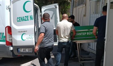 Karne günü parkta bıçaklandı, hayatını kaybetti