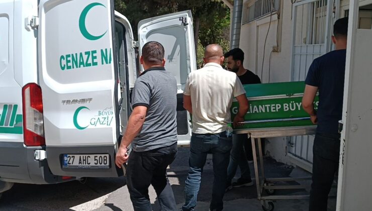 Karne günü parkta bıçaklandı, hayatını kaybetti