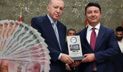 "Yılın ekonomi yorumcusu" ödülünü alan isim, en düşük emekli maaşı için rakam verdi