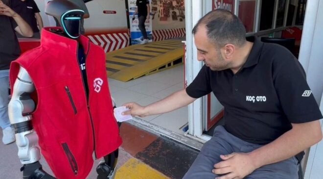 Sanayide işe başlayan robot çırağın ilk isteği ‘zam’ oldu