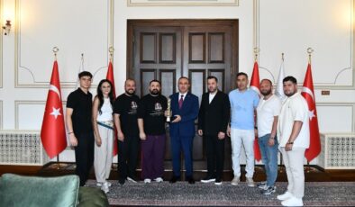Türkiye şampiyonu halk oyunları ekibi Vali Soytürk’ü ziyaret etti