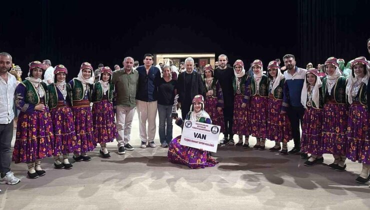 Vanlı kızlar halk oyunlarında tarih yazdı