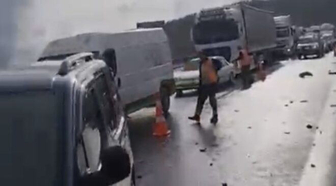 Zincirleme Trafik Kazasında 8 Kişi Yaralandı